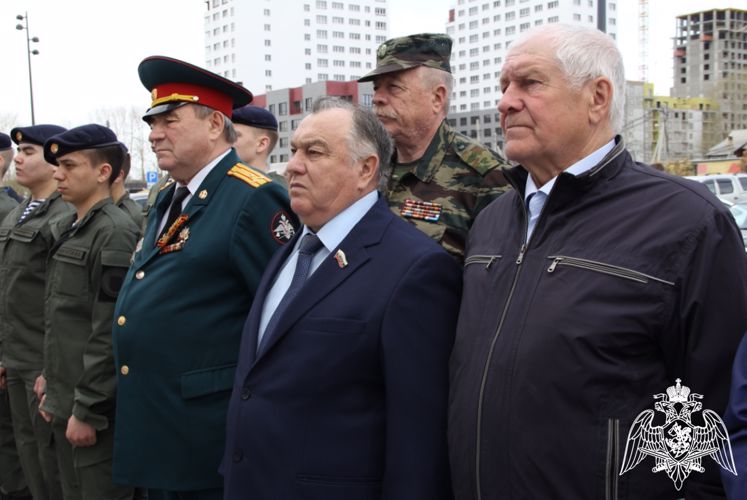 Память офицера СОБР погибшего при исполнении служебного долга увековечена в Тюмени (видео)