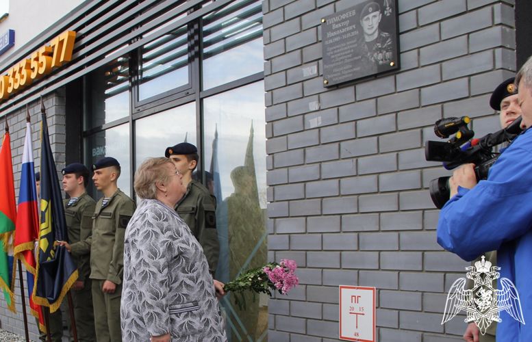 Память офицера СОБР погибшего при исполнении служебного долга увековечена в Тюмени (видео)