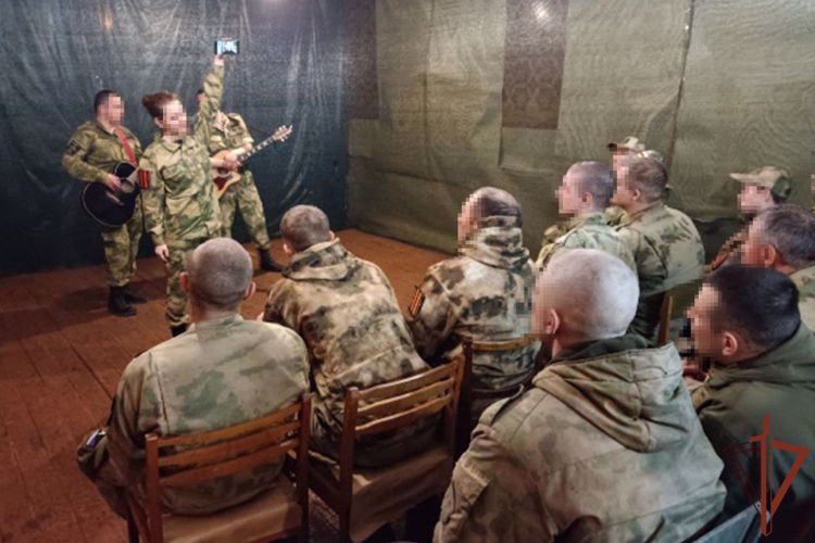 Участники рок-группы «Взвод» ансамбля песни и пляски Отдельной дивизии оперативного назначения имени Ф. Э. Дзержинского с концертной программой посетили места временного расположения подразделений Росгвардии, выполняющих в зоне СВО.