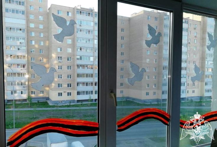 В День Победы росгвардейцы вместе с семьями приняли участие в акциях «Бессмертный автополк» и «Окна Победы»