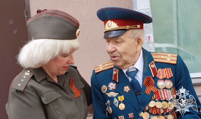 Росгвардия в Тюмени поздравила персональными парадами ветеранов Великой Отечественной войны