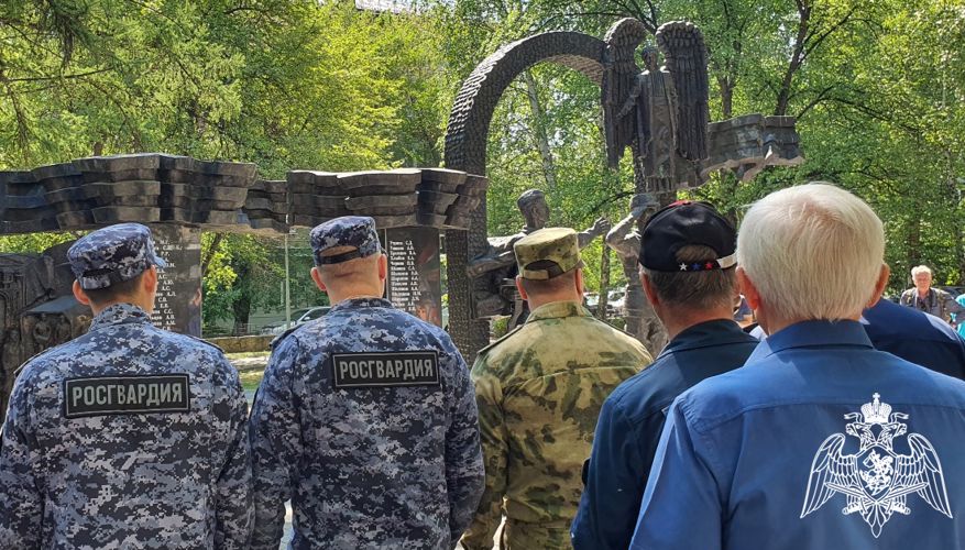 Память военного фотокорреспондента почтили росгвардейцы в Тюмени