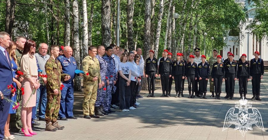 Память военного фотокорреспондента почтили росгвардейцы в Тюмени