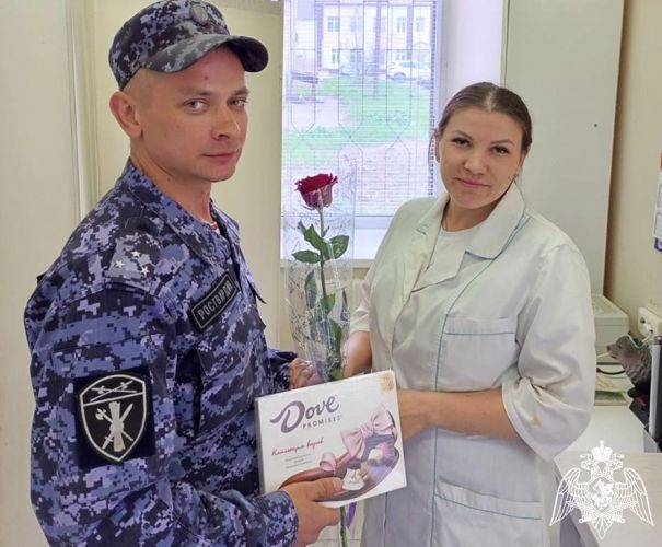 Росгвардейцы в Тюменской области поздравили медицинских сестёр с профессиональным праздником