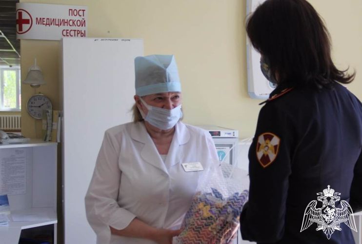 Росгвардейцы в Тюменской области поздравили медицинских сестёр с профессиональным праздником