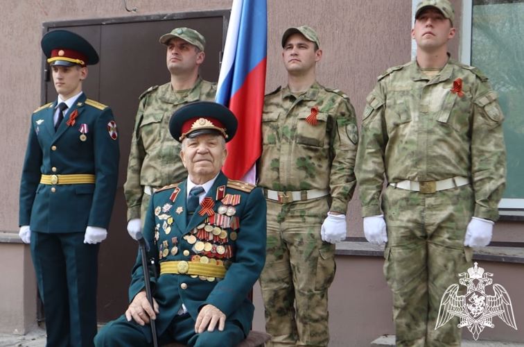 Росгвардия в Тюмени поздравила персональными парадами ветеранов Великой Отечественной войны