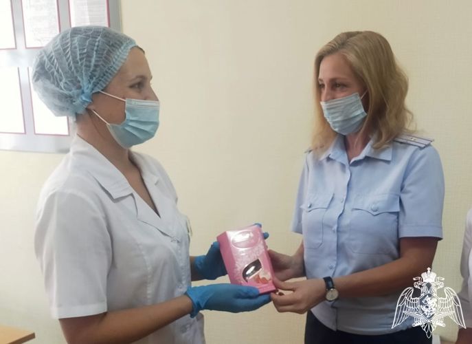Росгвардейцы в Тюменской области поздравили медицинских сестёр с профессиональным праздником