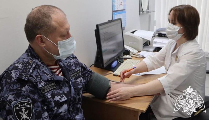 Росгвардейцы в Тюменской области поздравили медицинских сестёр с профессиональным праздником