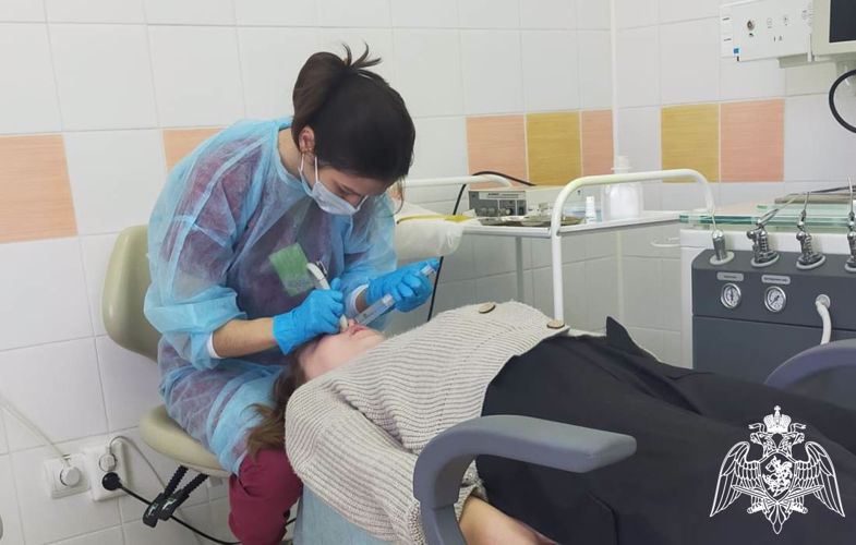 Росгвардейцы в Тюменской области поздравили медицинских сестёр с профессиональным праздником