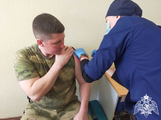 Росгвардейцы в Тюменской области поздравили медицинских сестёр с профессиональным праздником