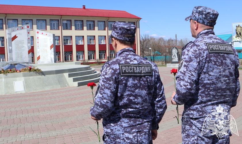 Росгвардейцы облагородили места захоронения участников Великой Отечественной войны в Тюменской области