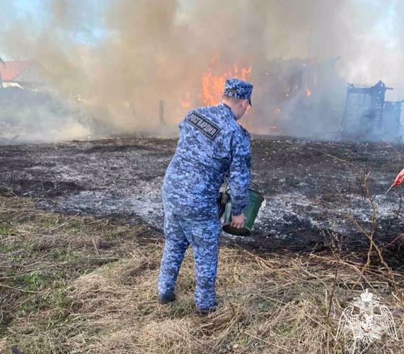 Сотрудники Росгвардии оказали содействие подразделению МЧС в ликвидации пожара в Тюменской области