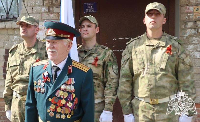 Росгвардия в Тюмени поздравила персональными парадами ветеранов Великой Отечественной войны