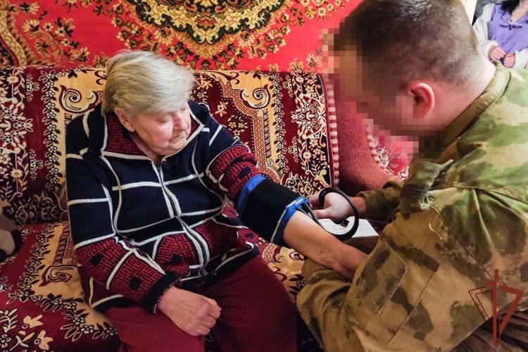 В День медицинской сестры и медбрата росгвардеец навестил жительницу ЛНР, которой спас жизнь