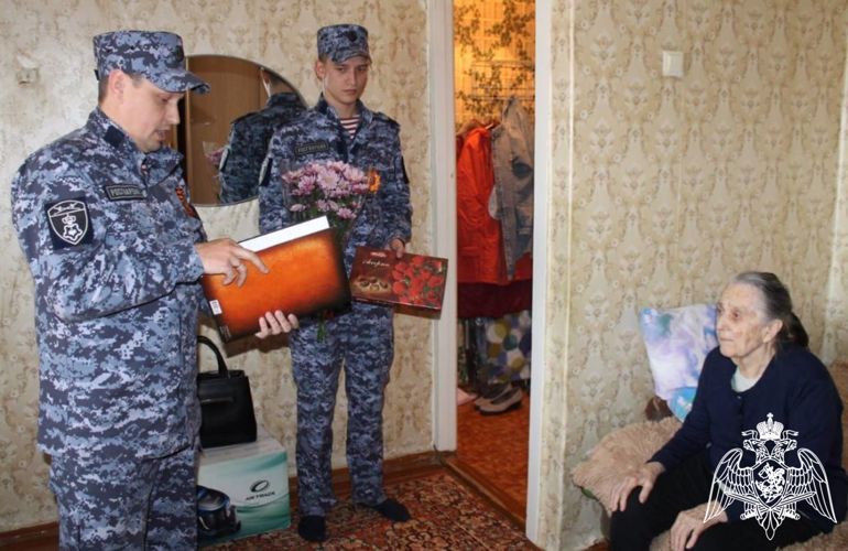 Росгвардейцы в Ишиме и Ялуторовске торжественным парадом поздравили тружеников тыла с Днём Победы 
