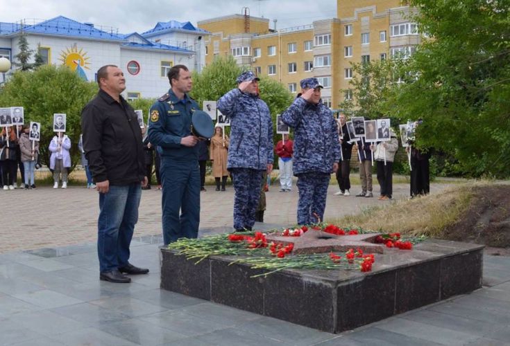 Росгвардейцы в День памяти и скорби присоединились к международной акции «Свеча памяти» в Тюменской области