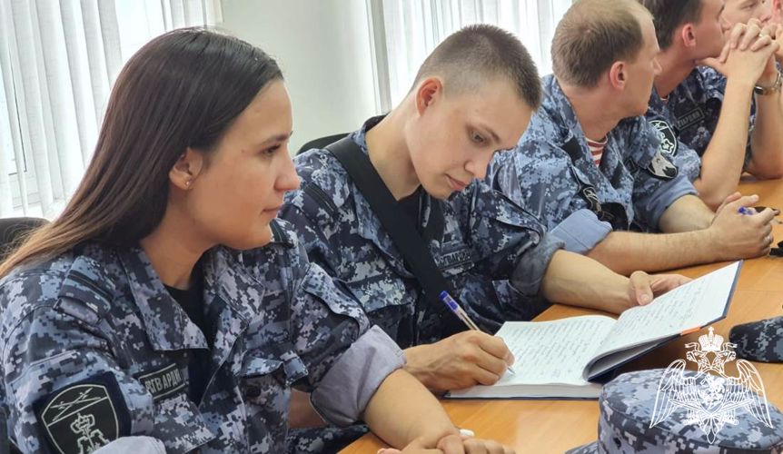 Молодые сотрудники из Уральского округа Росгвардии получили свидетельства о профессиональной подготовке в Тюмени