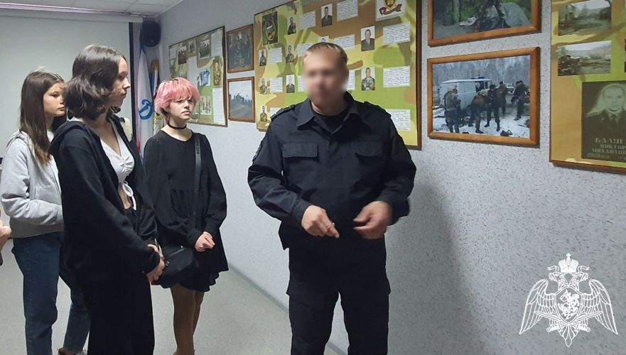 Тюменский СОБР знакомит школьников с деятельностью подразделения