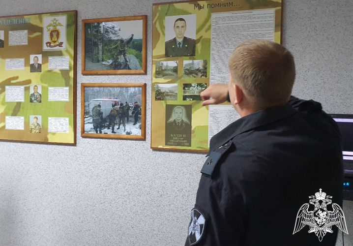 Тюменский СОБР знакомит школьников с деятельностью подразделения