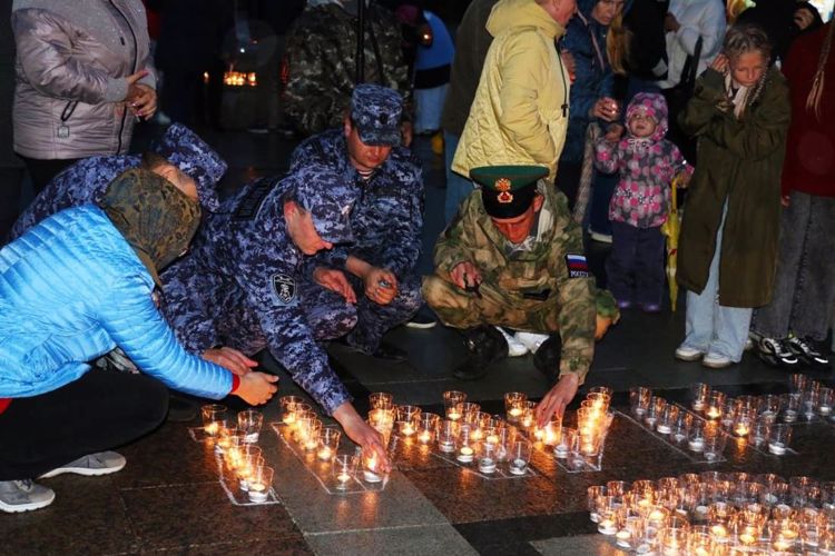 Росгвардейцы в День памяти и скорби присоединились к международной акции «Свеча памяти» в Тюменской области