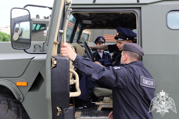 В рамках проекта «Каникулы с Росгвардией» бойцы ОМОН познакомили тюменских кадет со службой спецназа