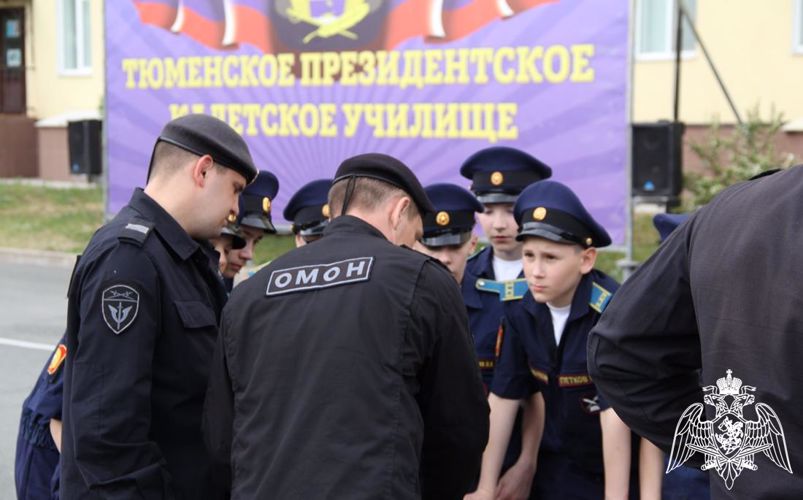 В рамках проекта «Каникулы с Росгвардией» бойцы ОМОН познакомили тюменских кадет со службой спецназа