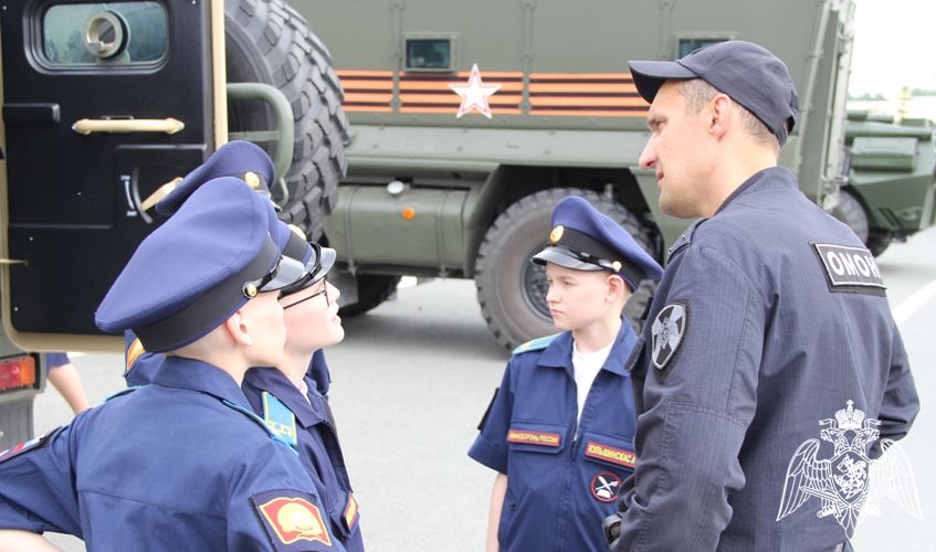В рамках проекта «Каникулы с Росгвардией» бойцы ОМОН познакомили тюменских кадет со службой спецназа