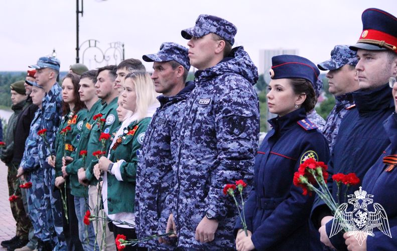 Росгвардейцы в День памяти и скорби присоединились к международной акции «Свеча памяти» в Тюменской области