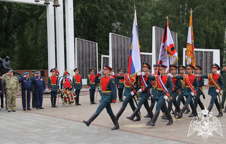 В День памяти и скорби начальник Управления Росгвардии по Тюменской области и личный состав почтили память павших героев Великой Отечественной войны