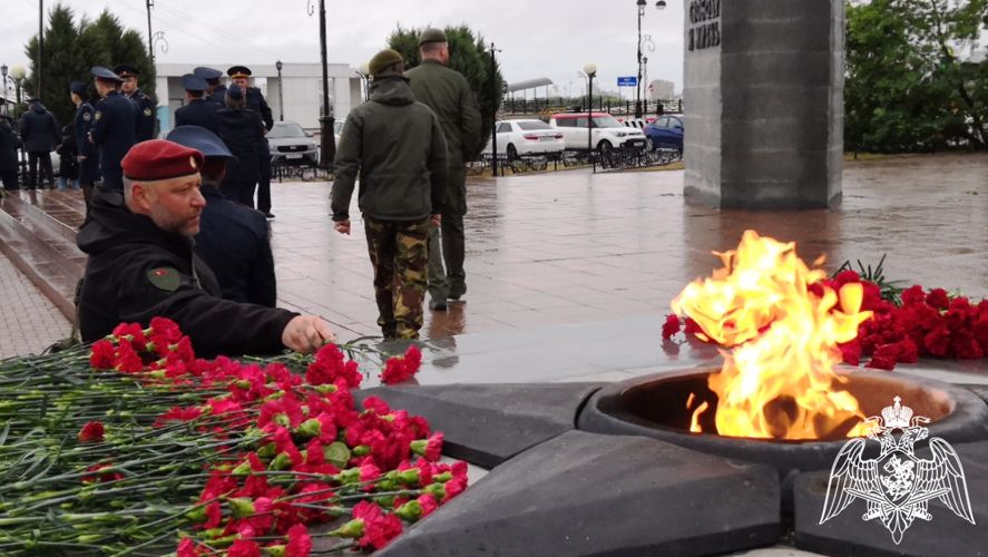 Росгвардейцы в День памяти и скорби присоединились к международной акции «Свеча памяти» в Тюменской области