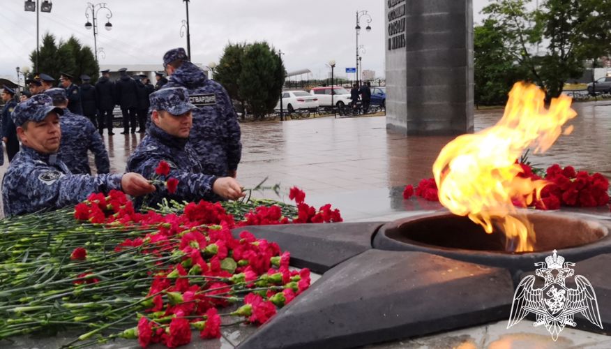 Росгвардейцы в День памяти и скорби присоединились к международной акции «Свеча памяти» в Тюменской области