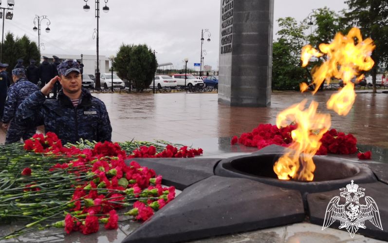 Росгвардейцы в День памяти и скорби присоединились к международной акции «Свеча памяти» в Тюменской области