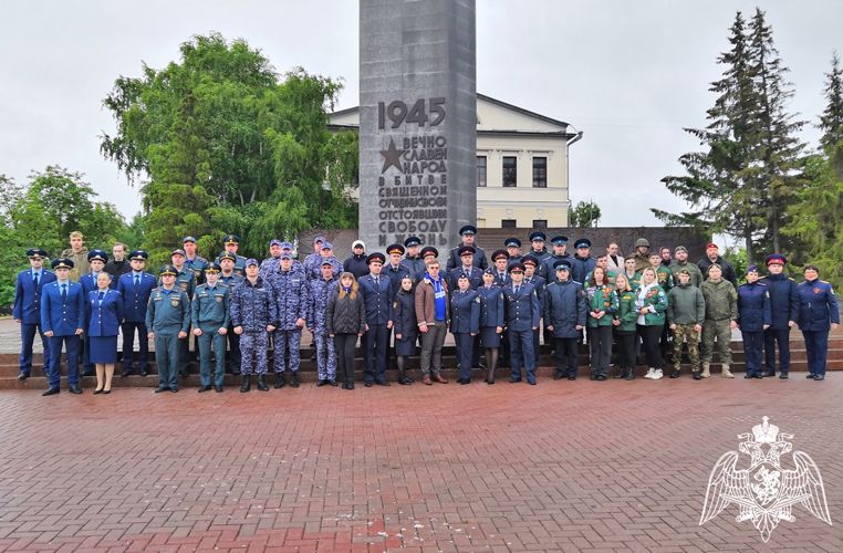 Росгвардейцы в День памяти и скорби присоединились к международной акции «Свеча памяти» в Тюменской области