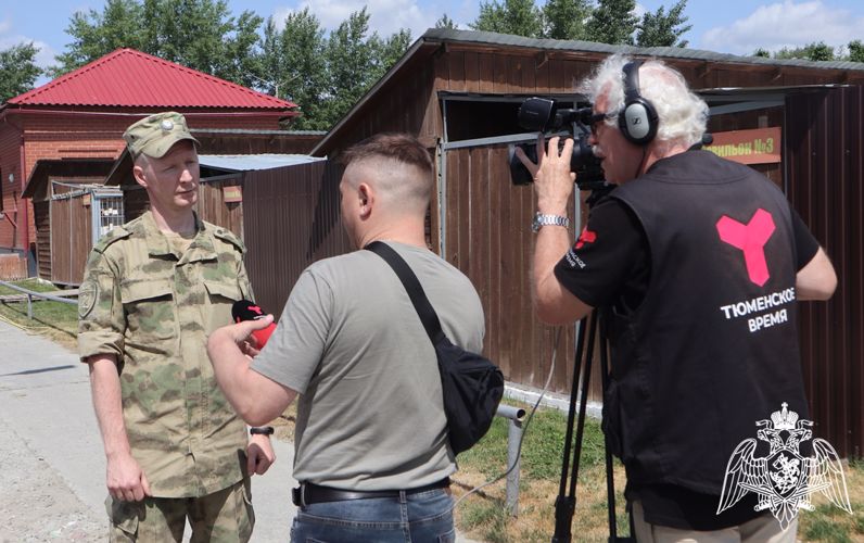 Кинологи Росгвардии рассказали тележурналистам о секретах выращивания служебных собак 