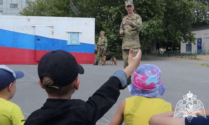 Кинологи Росгвардии познакомили тюменских ребят с питомцами и напомнили меры безопасности (видео)