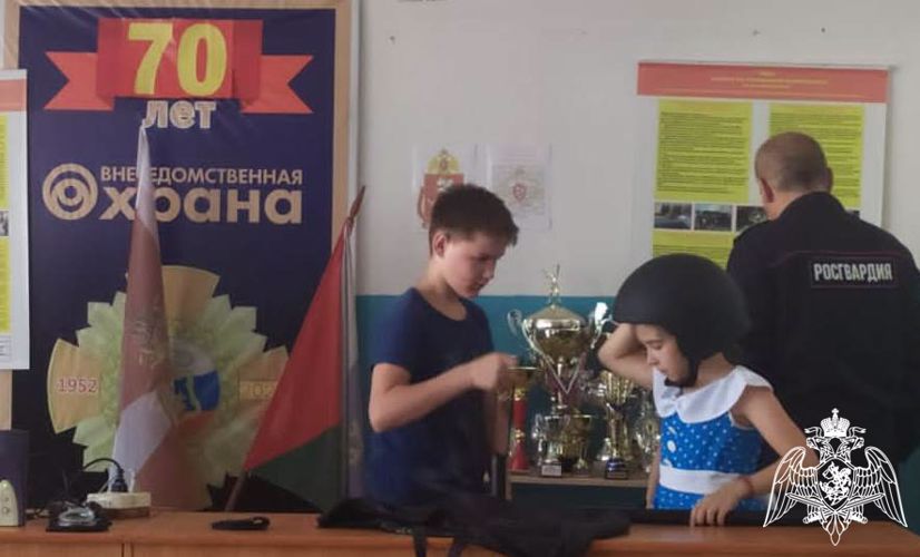 «Каникулы с Росгвардией» проходят для школьников в Тюменской области 