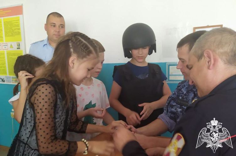 «Каникулы с Росгвардией» проходят для школьников в Тюменской области 