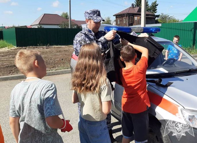 Росгвардейцы провели летние тематические встречи с ребятами в Тюменской области