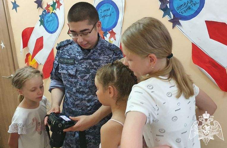 В День фотографа росгвардейцы провели мастер-класс для тюменских школьников 