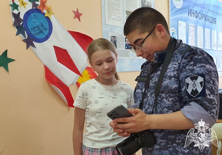 В День фотографа росгвардейцы провели мастер-класс для тюменских школьников 