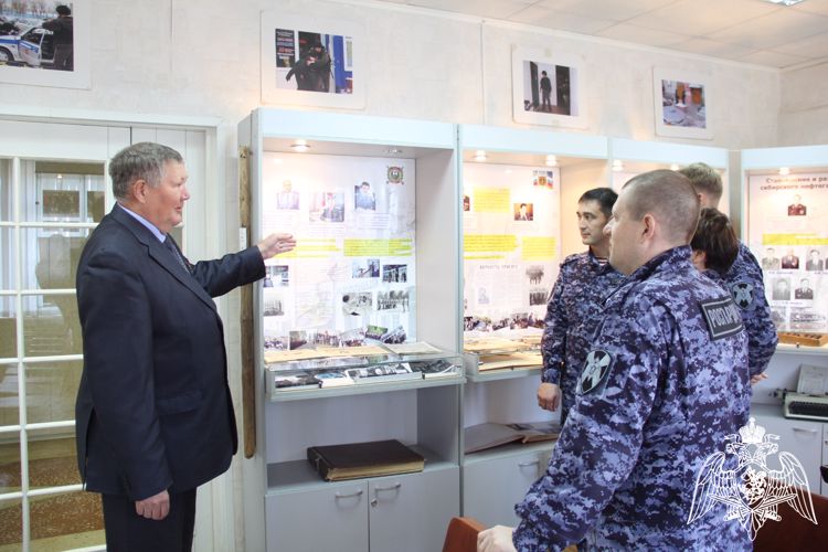 Росгвардейцы поздравили тюменского ветерана службы  с Днем семьи, любви и верности