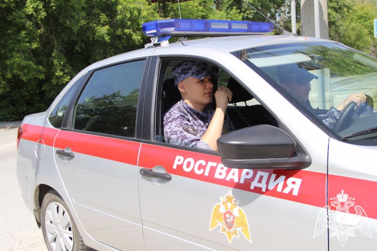 Сотрудники вневедомственной охраны задержали мужчину с наркотиками в Тюменской области