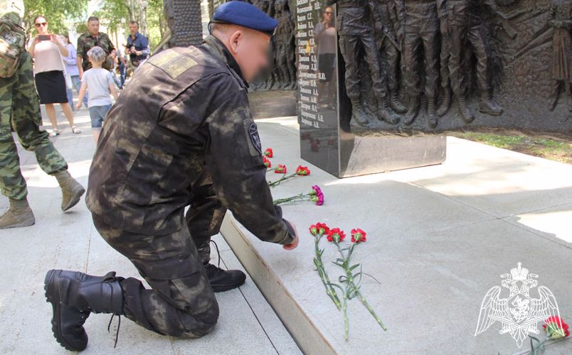 Росгвардейцы почтили память боевых товарищей в Тюмени