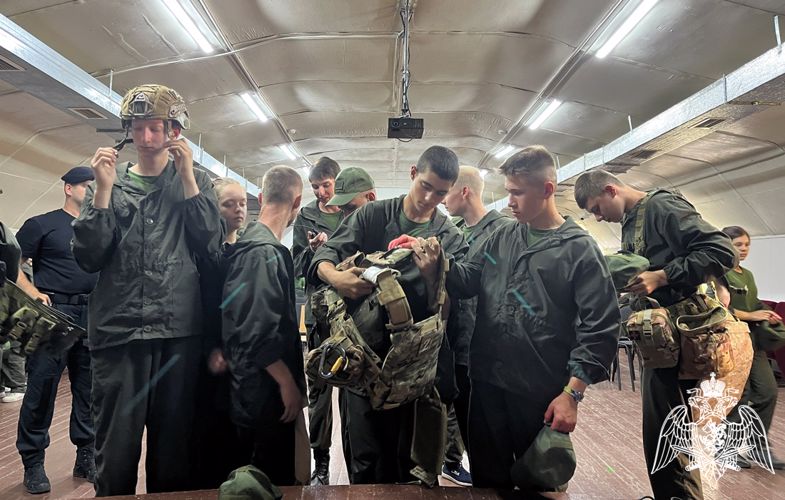 В рамках акции «Каникулы с Росгвардией» в Тюмени бойцы ОМОН познакомили школьников со службой спецназа