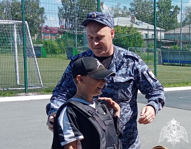 «Каникулы с Росгвардией» проходят для школьников в Тюменской области 
