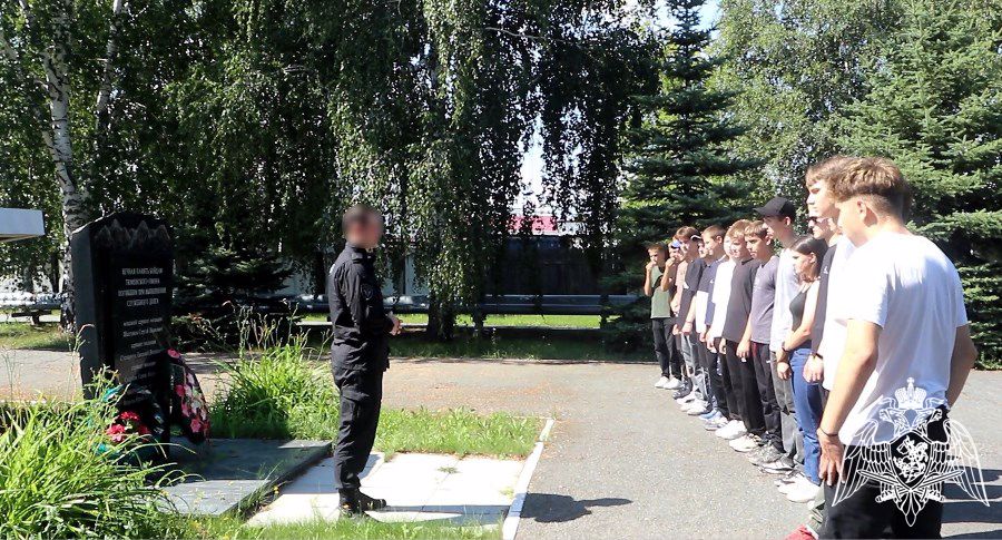 Сотрудники ОМОН участвуют в проекте «Каникулы с Росгвардией» в Тюмени