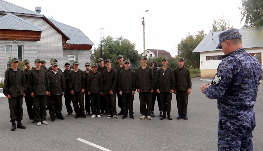 Сотрудники вневедомственной охраны Росгвардии в Тюмени познакомили подростков с особенностями  службы 