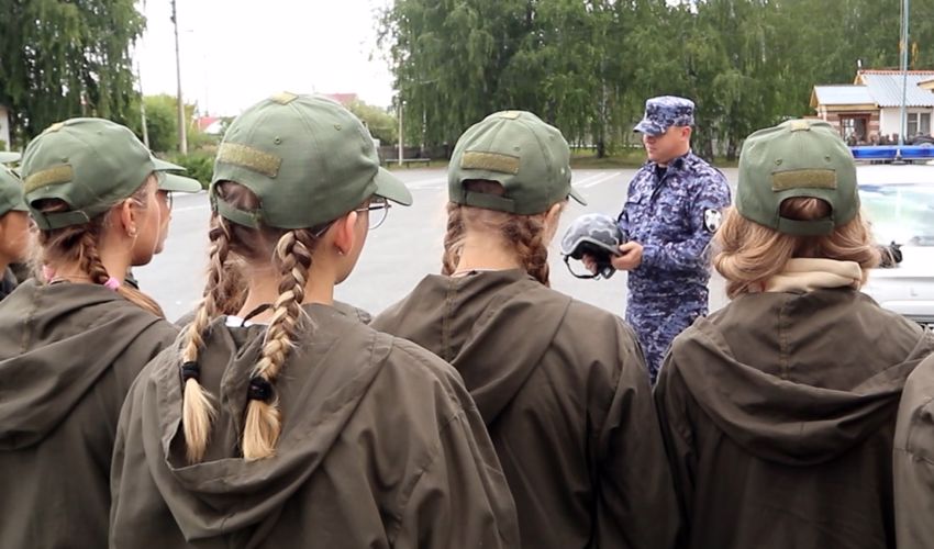 Сотрудники вневедомственной охраны Росгвардии в Тюмени познакомили подростков с особенностями  службы 