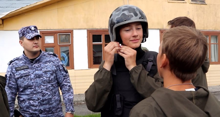 Сотрудники вневедомственной охраны Росгвардии в Тюмени познакомили подростков с особенностями  службы 