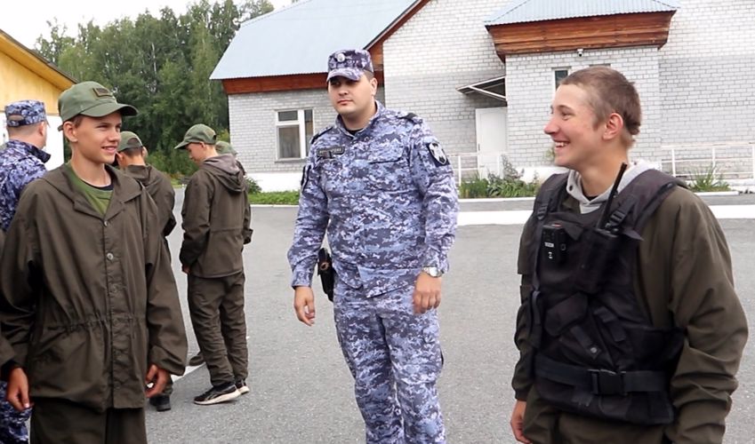 Сотрудники вневедомственной охраны Росгвардии в Тюмени познакомили подростков с особенностями службы